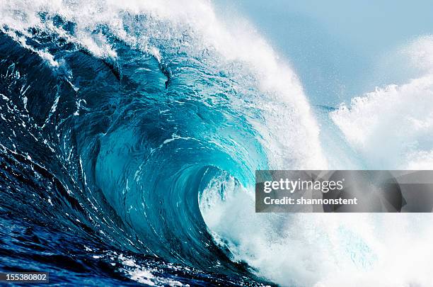 close-up vista de grandes ondas do oceano - agua azul imagens e fotografias de stock