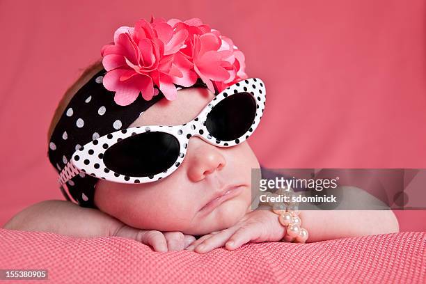 recém-nascido menina em óculos de sol - diva imagens e fotografias de stock