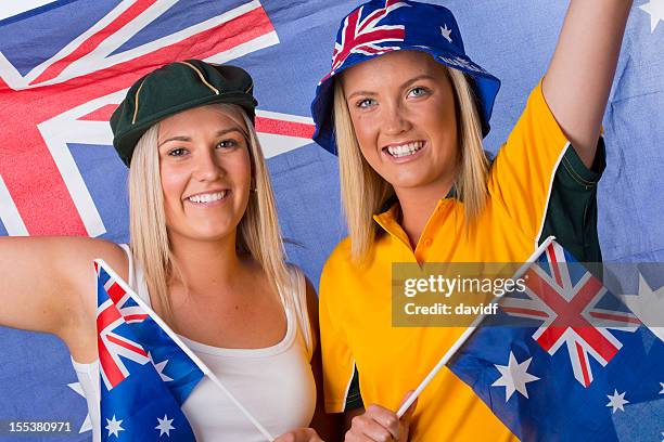 hembra partidarios aclamando de australia - día de australia fotografías e imágenes de stock