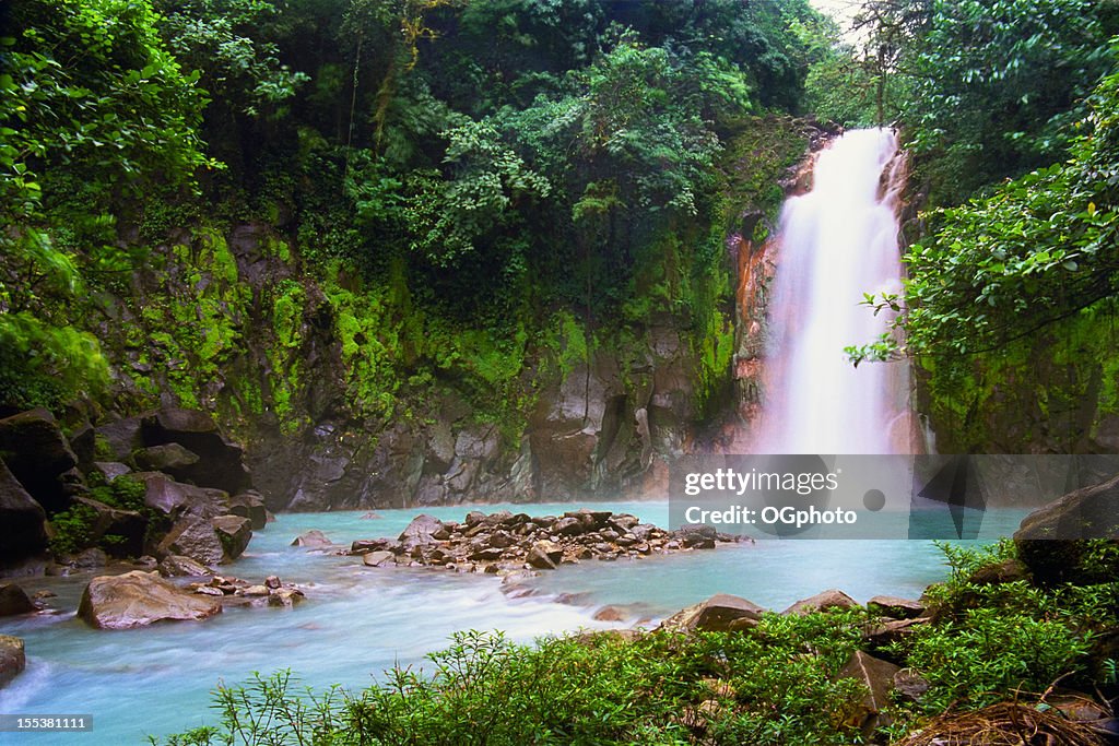 Wasserfall im tropischen Regenwald