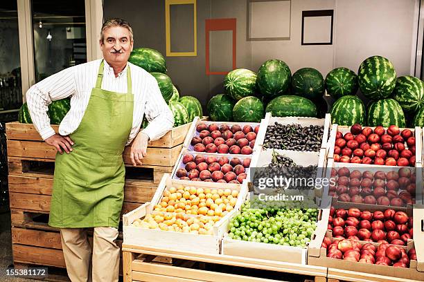 kleinunternehmen eigentümer in gemüseladen - gemüseladen stock-fotos und bilder