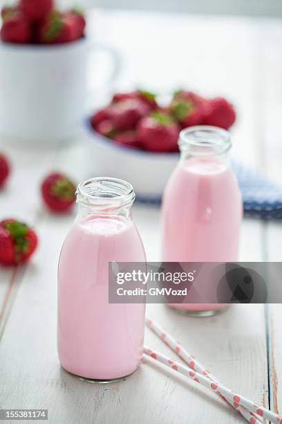 batido de fresa - batido de fresa fotografías e imágenes de stock