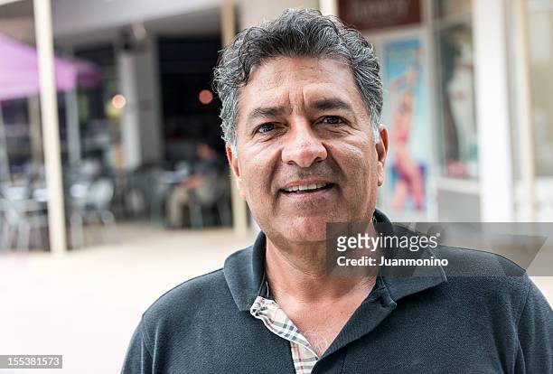 hispanic hombre maduro - 55 59 años fotografías e imágenes de stock