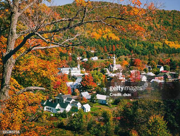 nueva inglaterra, vermont village vegetación en otoño color - montañas apalaches fotografías e imágenes de stock