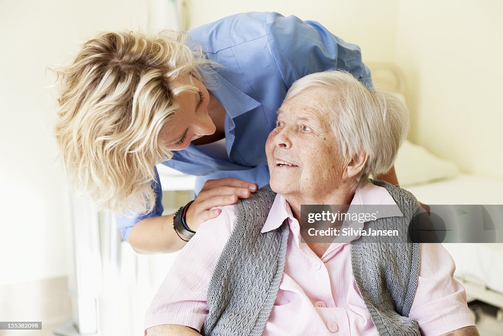 Art Pflege für Ältere Frau