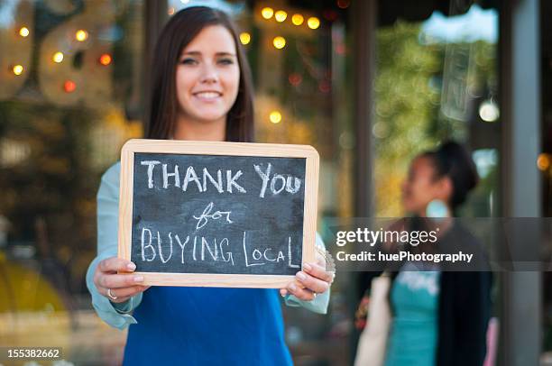 thank you for buying local - duurzaam consumeren stockfoto's en -beelden