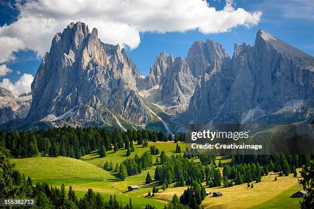 paesaggio alpino xxxl - canazei foto e immagini stock