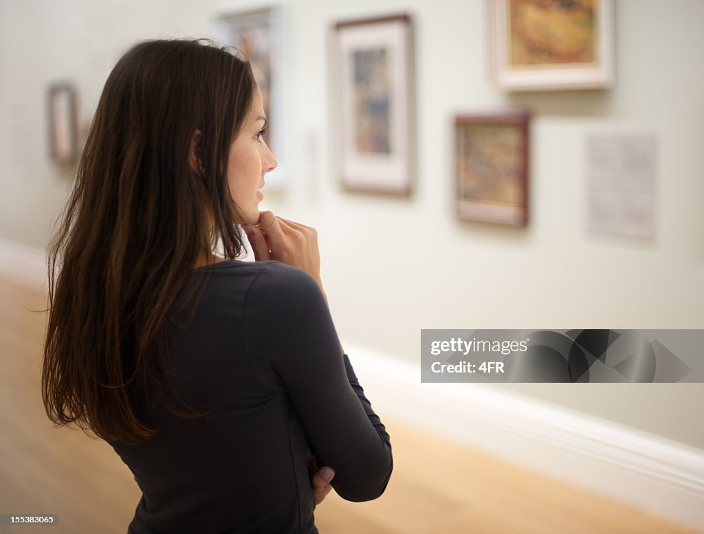 Attraktive Frau in einer Art Gallery (XXXL)