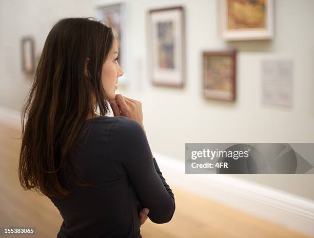 attractive woman in an art gallery (xxxl) - art museum stockfoto's en -beelden