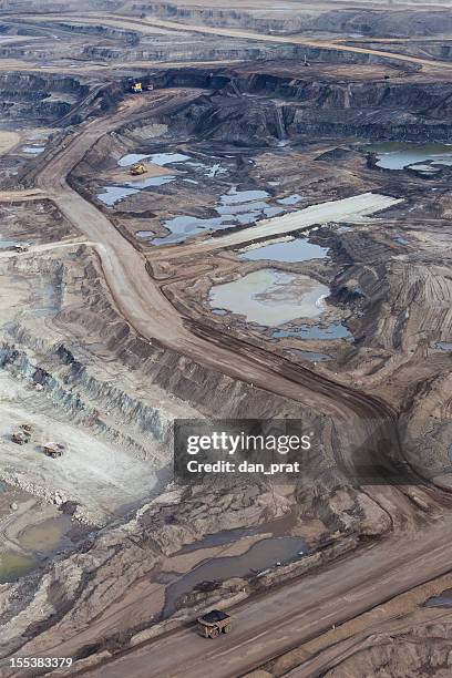 albertas oilsands - oil sands stock-fotos und bilder