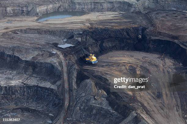 oilsands de alberta - areia petrolífera imagens e fotografias de stock