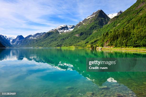 olden lago cerca de glaciar de briksdalsbreen, noruega - glaciar de briksdalsbreen fotografías e imágenes de stock