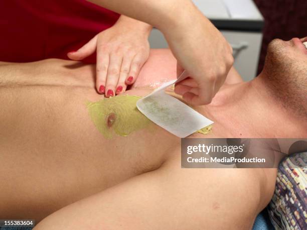 male waxing - hairy back man stockfoto's en -beelden