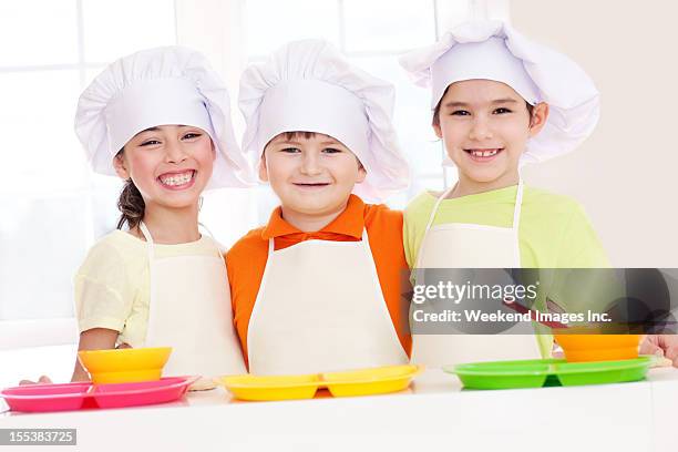 kochen freunden - children cooking school stock-fotos und bilder