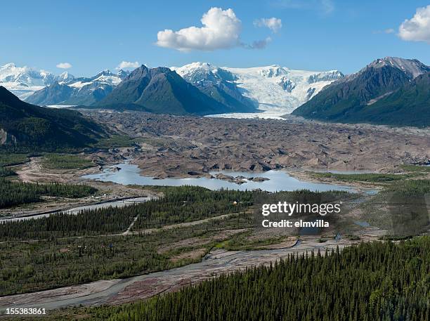 luftbild von abwechslungsreiche landschaft in alaska - moräne stock-fotos und bilder
