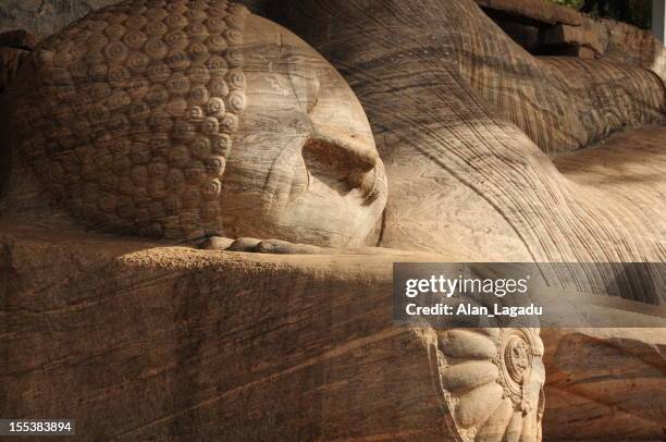polonnaruwa, sri lanka. - buda fotografías e imágenes de stock