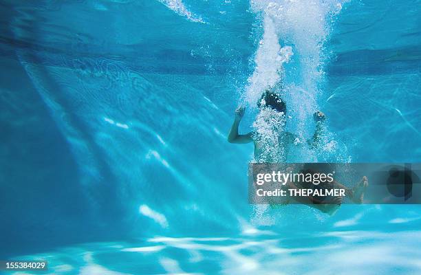 boy nadando en la piscina - just do it fotografías e imágenes de stock