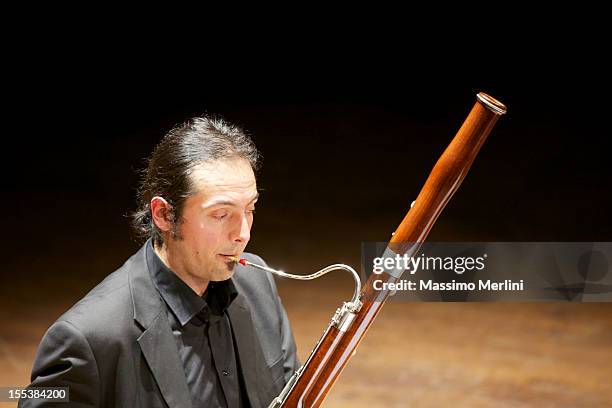 bassoonist - bassoon stockfoto's en -beelden