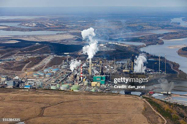 oilsands raffinerie - oil sands stock-fotos und bilder