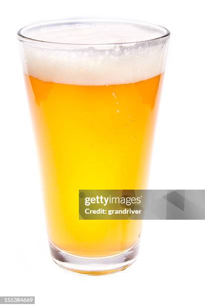 vaso de una pinta de cerveza - cerveza lager fotografías e imágenes de stock