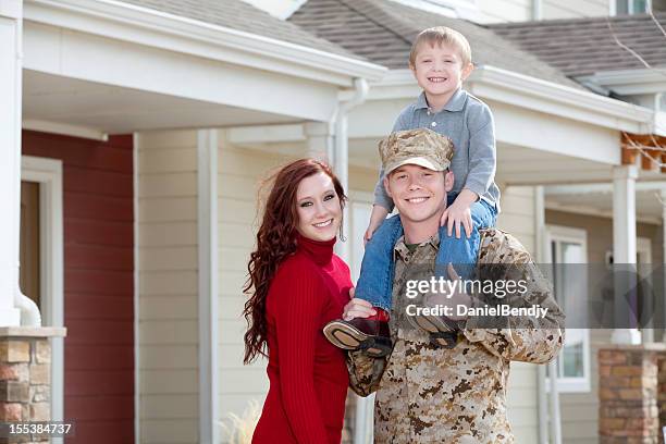 u s marine corps soldier & family outdoor - united states marine corps stockfoto's en -beelden