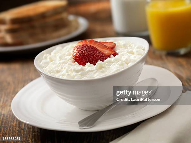 hüttenkäse mit frischem obst - hüttenkäse stock-fotos und bilder