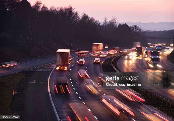 busy traffic at dusk on the m42 motorway near birmingham - multiple lane highway 個照片及圖片檔