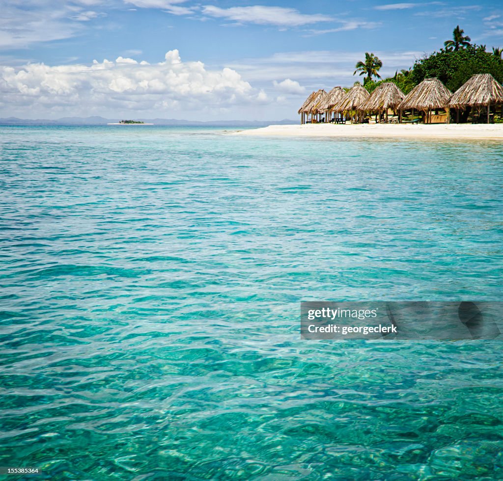 Island Resort vom Meer aus