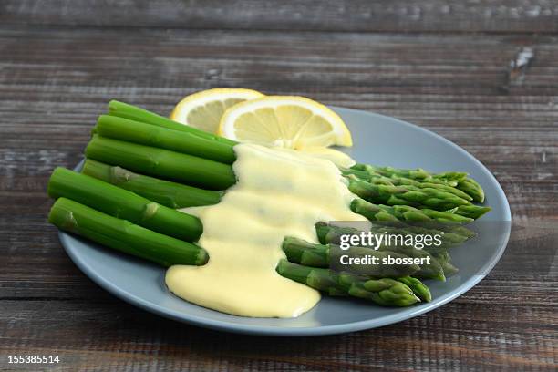espárragos con salsa holandesa - salsa de acompañamiento fotografías e imágenes de stock