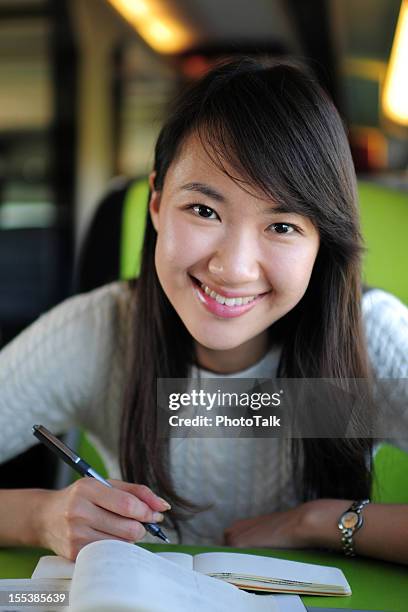 college student-xl - korean teen fotografías e imágenes de stock