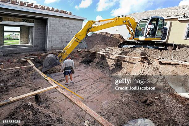 nuova piscina di cemento costruzione - construction vehicles foto e immagini stock