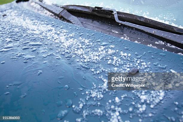 hailstones sciogliere in auto cappuccio - hail foto e immagini stock