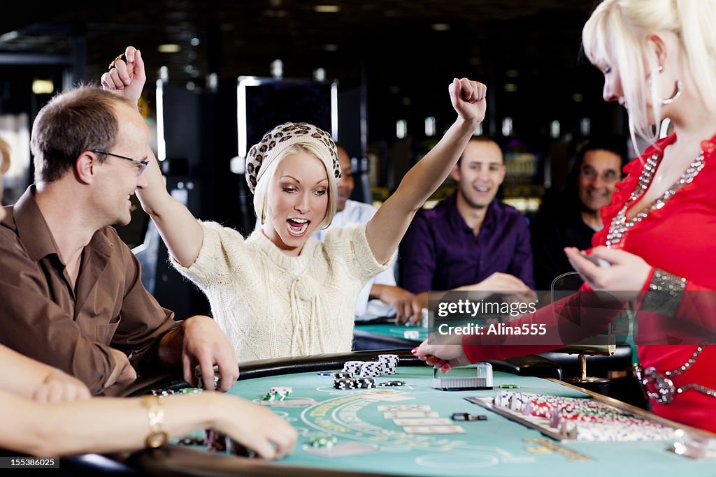 Excitación ganador al blackjack tabla