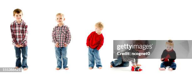 gemischte gruppe von unterschiedlichen alters kinder - gemischte altersgruppe stock-fotos und bilder