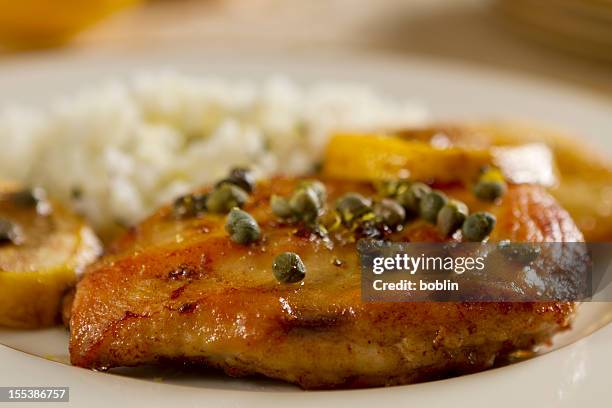 chicken piccata - kipfilet stockfoto's en -beelden