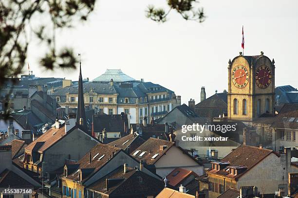 neuchatel altstadt gebäude - neuenburg stock-fotos und bilder