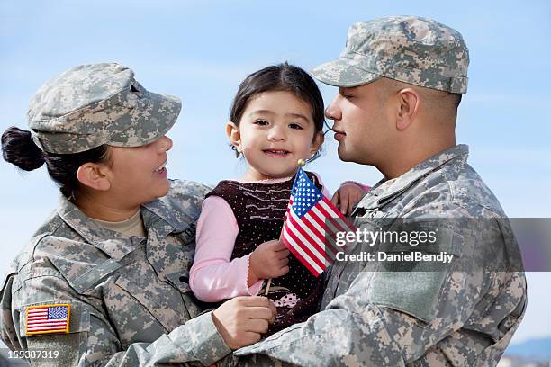 echte amerikanische armee familie im freien - real people family portraits stock-fotos und bilder