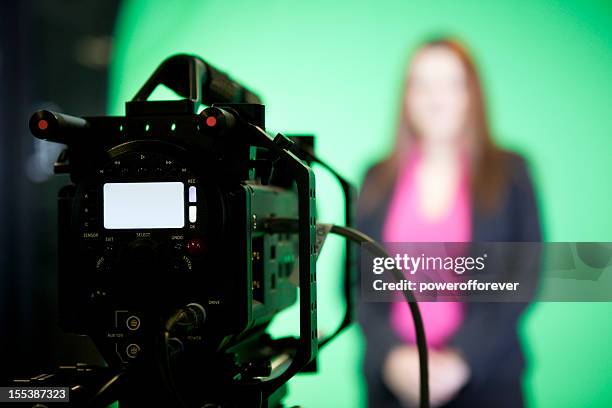 apresentador de notícias na tela verde - television set imagens e fotografias de stock