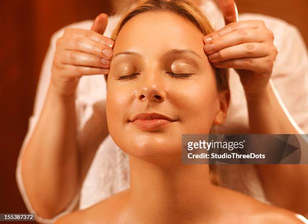 tratamiento de masajes para templos - head massage fotografías e imágenes de stock