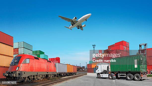 globales de viaje, a través del tren de carga, buque de carga, aire - vagón fotografías e imágenes de stock