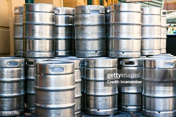 1 スタックの光沢のあるステンレススチールのパブビール kegs の - barrels ストックフォトと画像