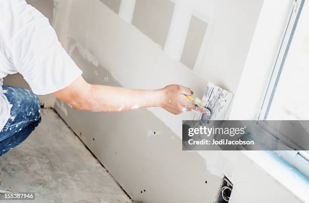 construção: homem instalar plasterboard - reboco imagens e fotografias de stock
