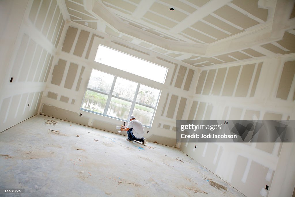 Construção: Homem instalar plasterboard