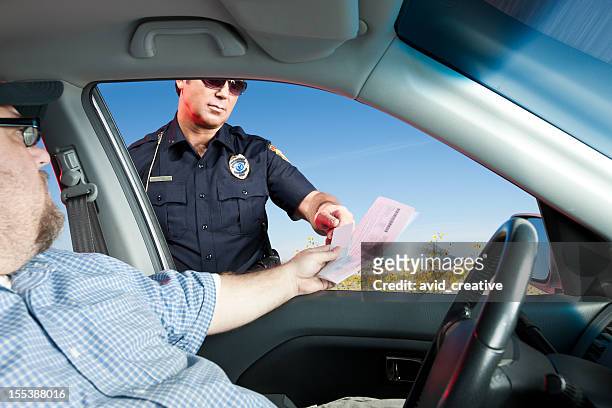 auto- und ausführender polizei zulassung und registrierung - vehicle registration stock-fotos und bilder