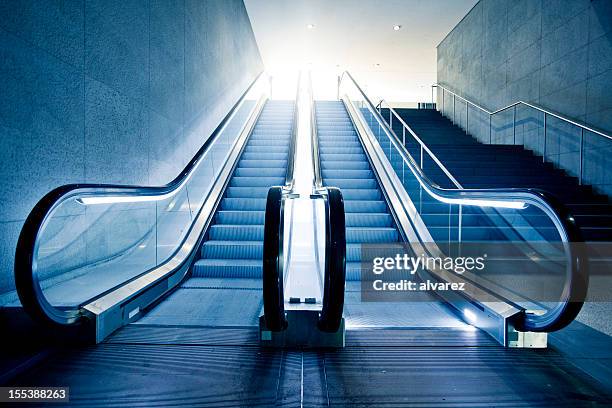 modern escalator - escalator stockfoto's en -beelden