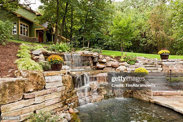 paisaje con cascada - característica de edificio fotografías e imágenes de stock