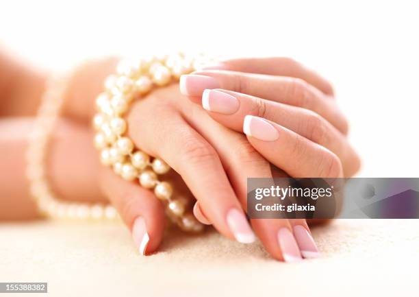 hände und perlen. - französische maniküre stock-fotos und bilder