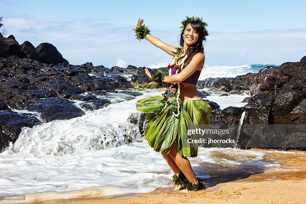 Dançarino de Hula havaiano na praia