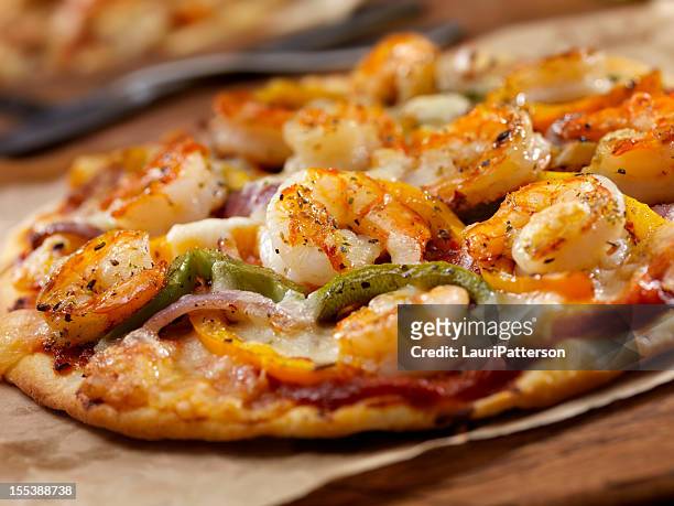 grilled shrimp and roasted pepper pizza - shrimp seafood 個照片及圖片檔