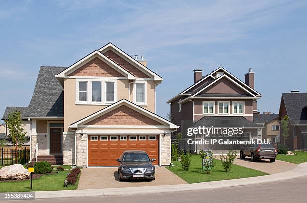 brand new suburban house in sunny summer afternoon. - american suburb neighborhood 個照片及圖片檔